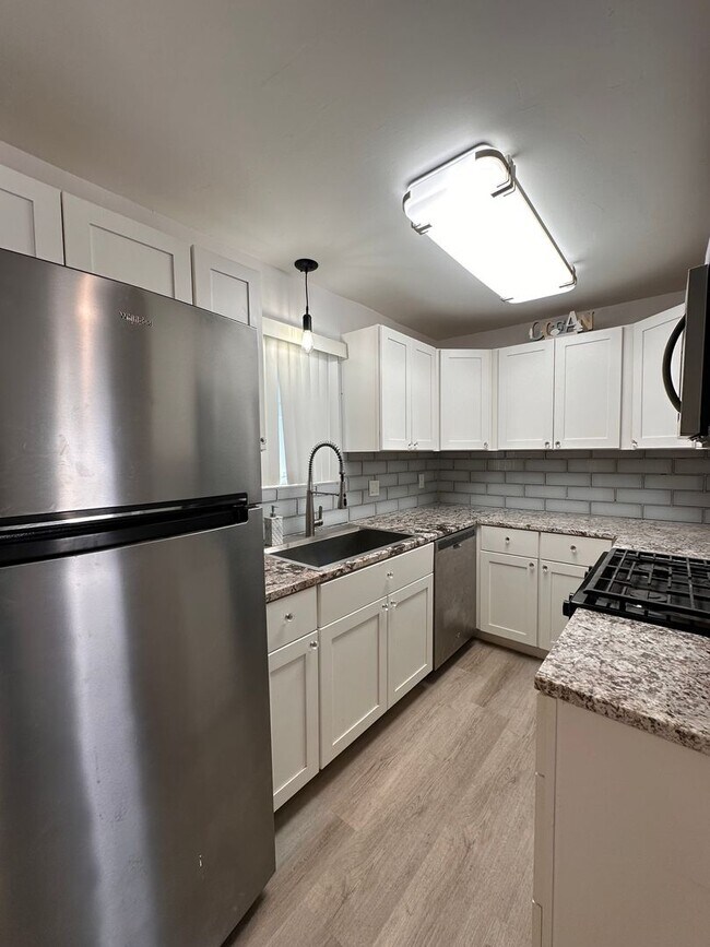 Building Photo - RECENTLY REDUCED! Fully Renovated 2 Bedroo...