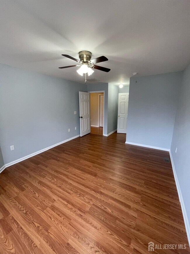 Building Photo - 301 Pinelli Dr