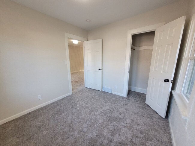Building Photo - 2 Bedroom Rental Home with mudroom and spa...
