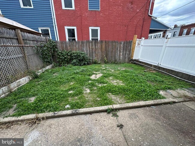 Building Photo - 2349 Duncan St