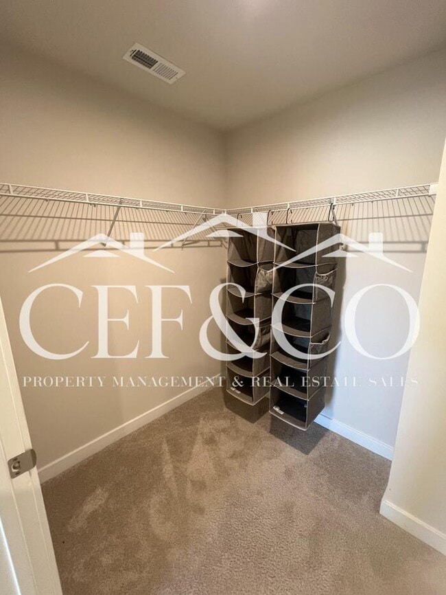 Building Photo - Spacious Townhome available in Spartanburg's East Side