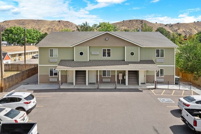 Building Photo - Move-In Ready 3BR Furnished Apartment Near ISU