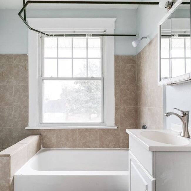 Building Photo - 3 Bedroom Home in Highland Park ***Availab...