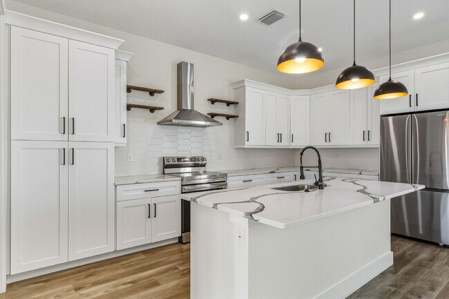 Building Photo - 3 Bedroom, 3.5 Bath Townhouse Minutes From Downtown!!!