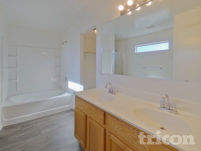 Building Photo - 2098 E Haflinger Way