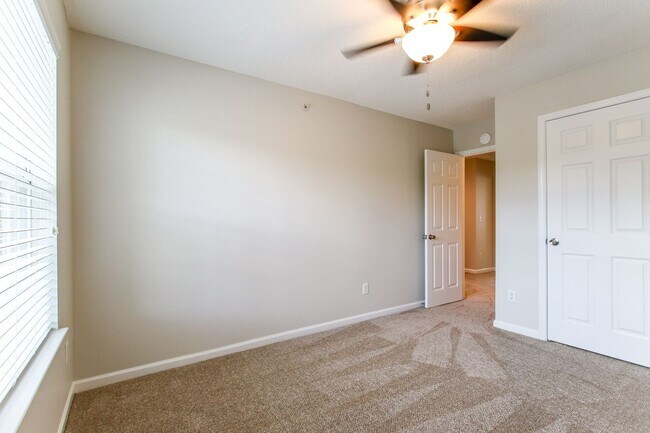 Building Photo - Enjoy this beautifully updated 3 Bed/3 Bat...