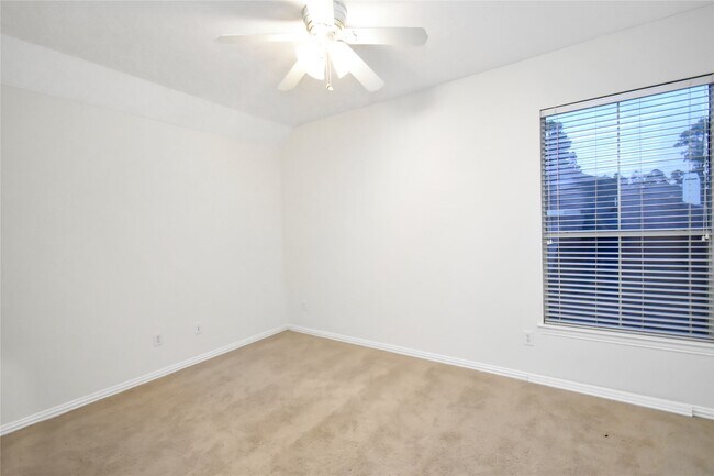 Building Photo - 10 E Artist Grove Cir