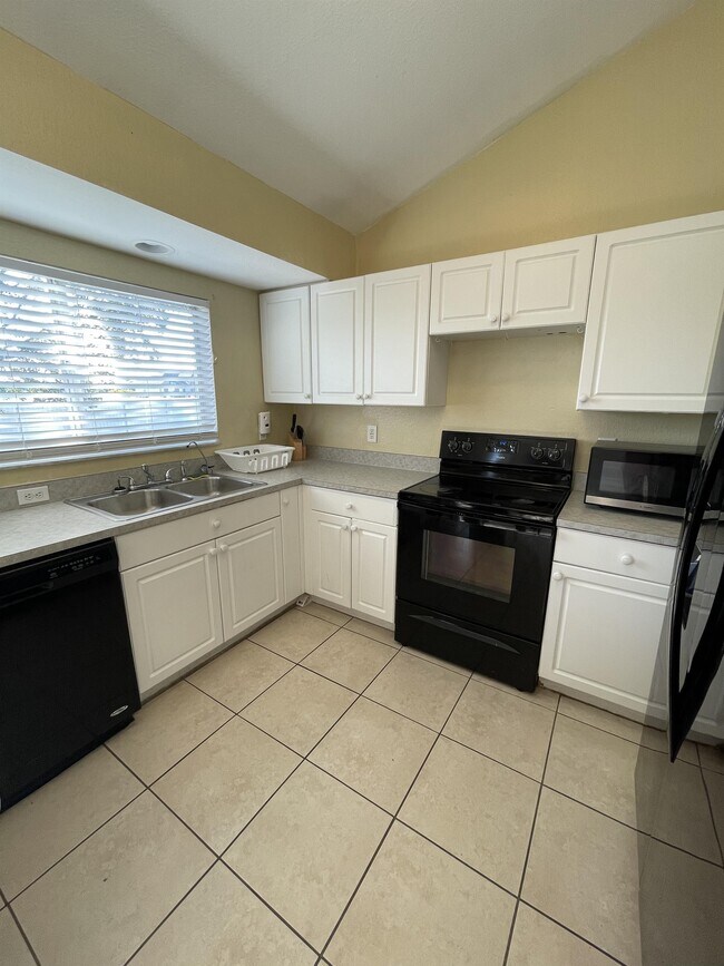 Building Photo - 1602 SW 16th Ct