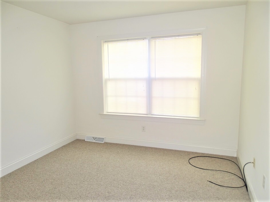 Building Photo - 766 Oak Leaf Ln