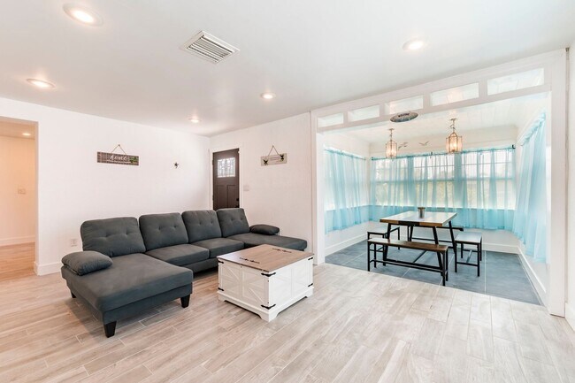 Building Photo - Fully Renovated Beachside Beauty – Walk to...