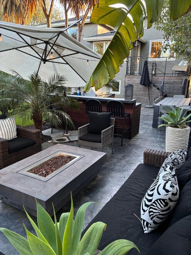 Building Photo - 212 Dwight Rd