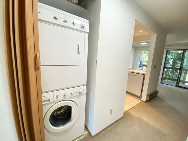 Building Photo - Top floor 1 bedroom condo available now!