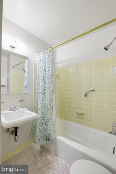 Building Photo - 8350 Glastonbury Ct