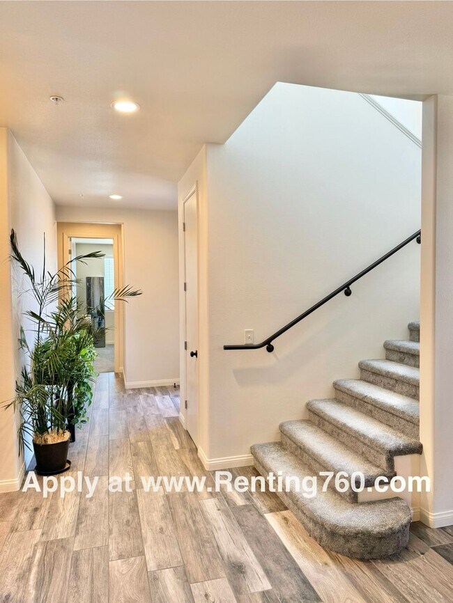 Building Photo - Newer 4 Bedroom 3 Bathroom Home With Solar...