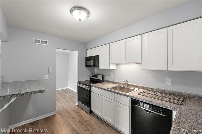 Building Photo - 23673 Village-House Dr S