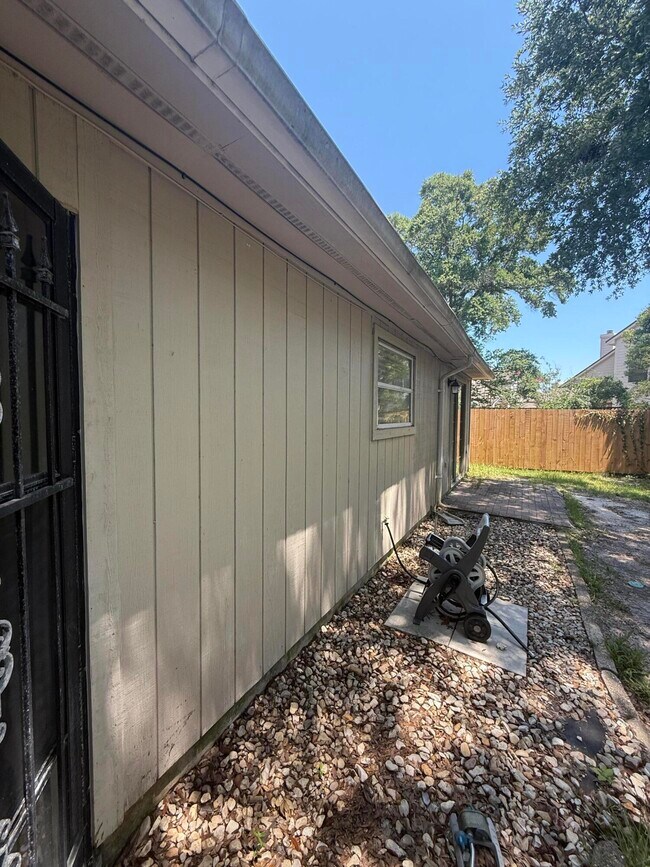 Building Photo - 1305 Ariel Ct