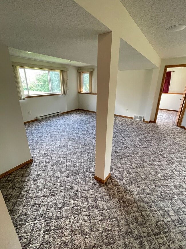 Building Photo - AVAILABLE NOW - 4 Bed, 3.5 Bath Home in He...