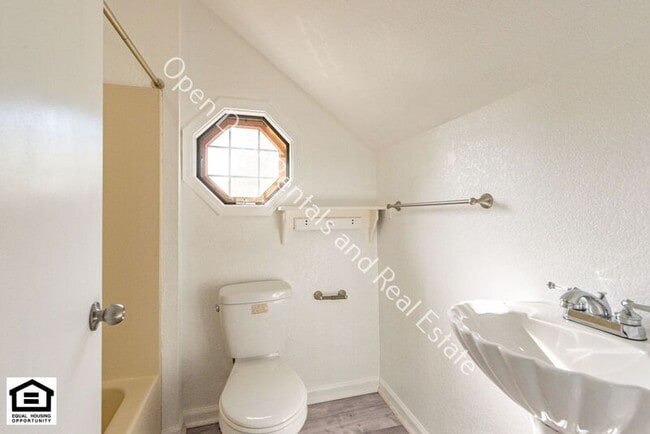 Building Photo - 731 3rd St