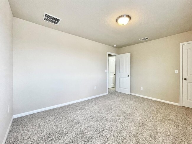 Building Photo - 415 Crater Lake Dr