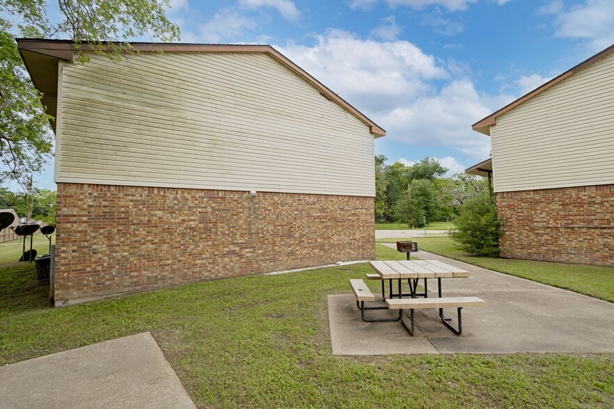 Building Photo - Briarcrest