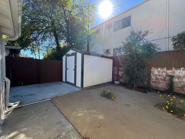 Building Photo - Valley Village 3+1 w/bonus room, all appli...