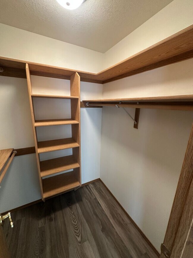 Building Photo - Tranquil & delightful 3-bedroom, 2-bathroo...