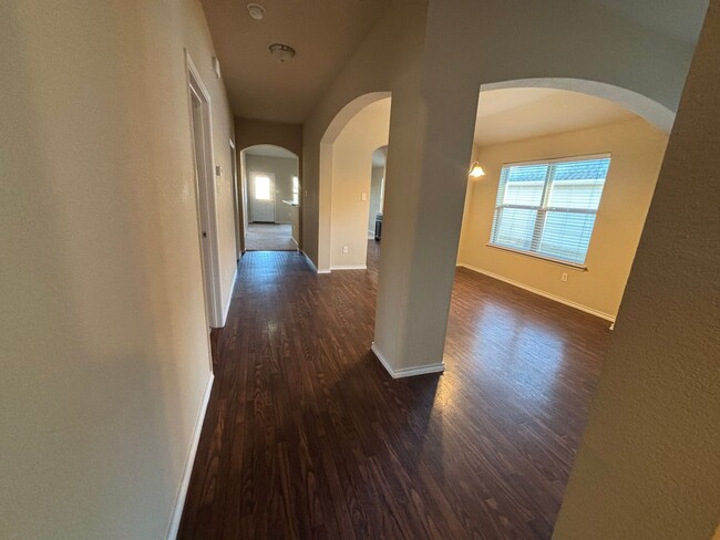 Building Photo - Immaculate and spacious 4 Bedroom 2 Bath h...