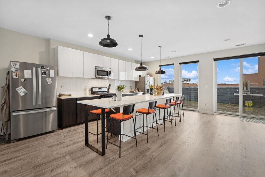 Building Photo - 3927 N Clarendon Ave