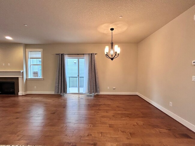 Building Photo - Incredibly Large 4 Bed 2.5 Bath Charmer!