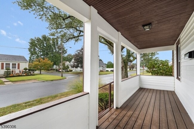 Building Photo - 400 Main St