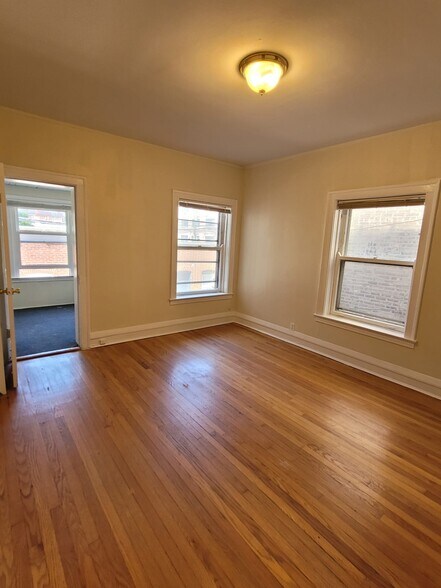 Building Photo - 1220 W Columbia Ave