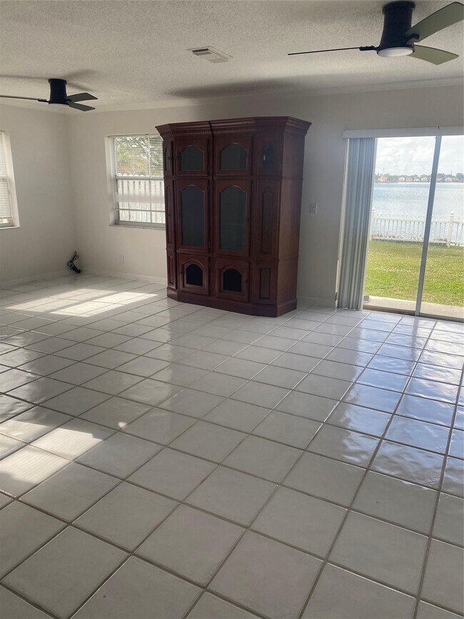 Building Photo - 3165 Vista Del Mar