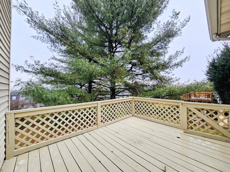 Building Photo - 474 N Maple St