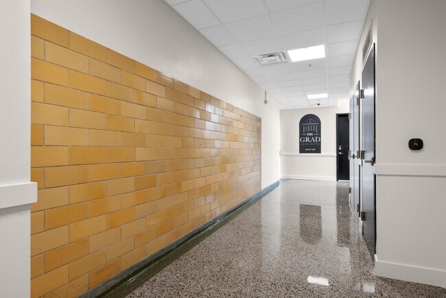 Building Photo - 301 N Mulberry St