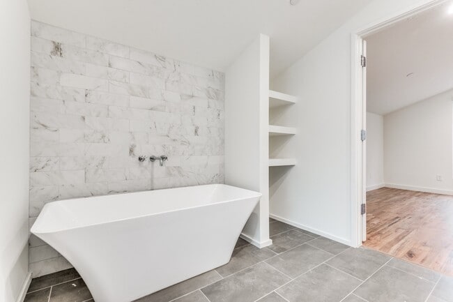 Building Photo - Newer 2 bedroom townhome in Lakewood with yard and office!