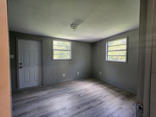 Building Photo - 2 Bedroom 1 Bath Single Family Home w/ Bonus Room