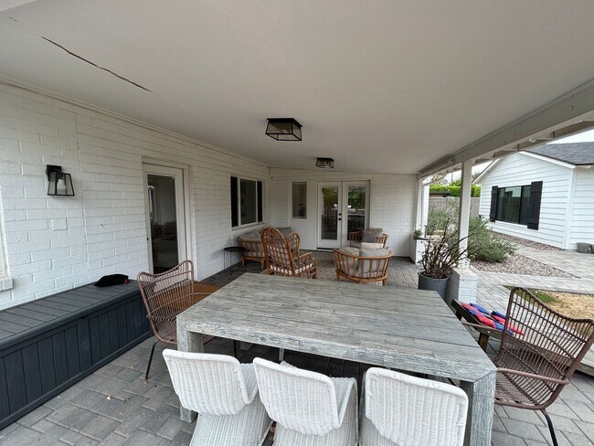 Building Photo - 4016 E Avalon Dr