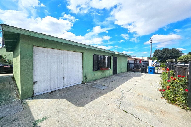 Building Photo - 1214 E 82nd St