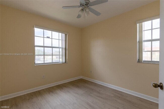 Building Photo - 3 br, 2 bath House - 1555 NE 33rd Rd # 113...