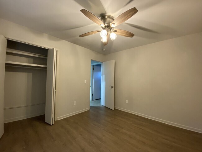 Building Photo - 2 Bedroom | 1 Bathroom | Walk to Downtown Simpsonville | Available Now