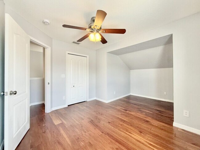 Building Photo - 15127 Skip Jack Loop