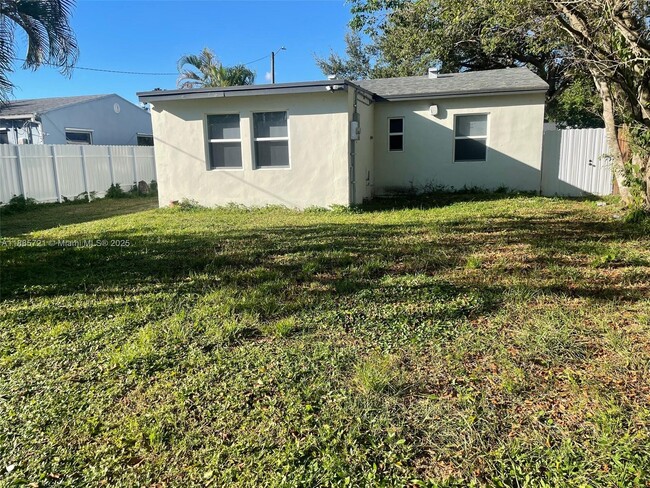 Building Photo - 2434 Coolidge St