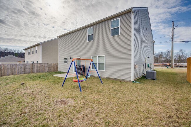 Building Photo - 4 bed/2.5 bath in Kingsport, TN