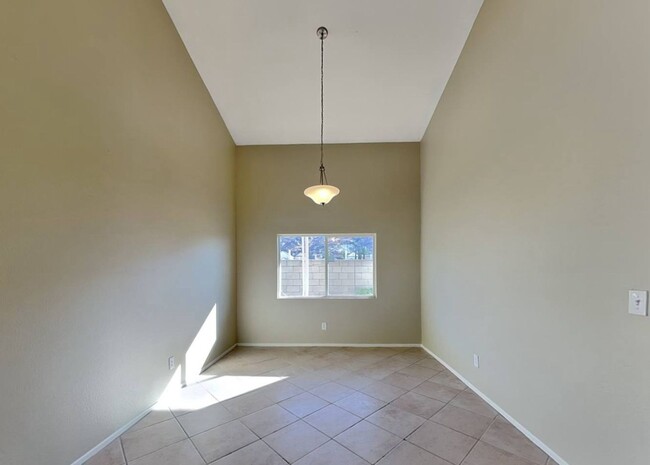 Building Photo - Charming 3BR House in Fontana