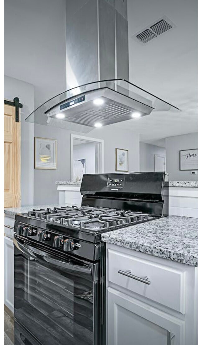 Building Photo - 2302 Royal Dr