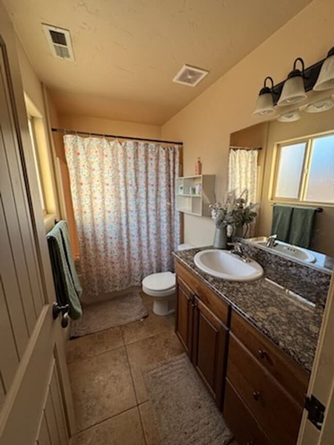 Building Photo - Charming Townhome