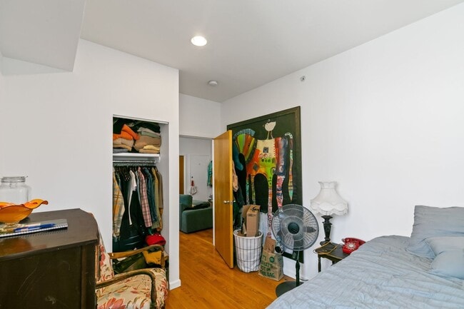 Building Photo - Well-maintained 2-bedroom, 1-bath bi-level apartment | Washington Square West