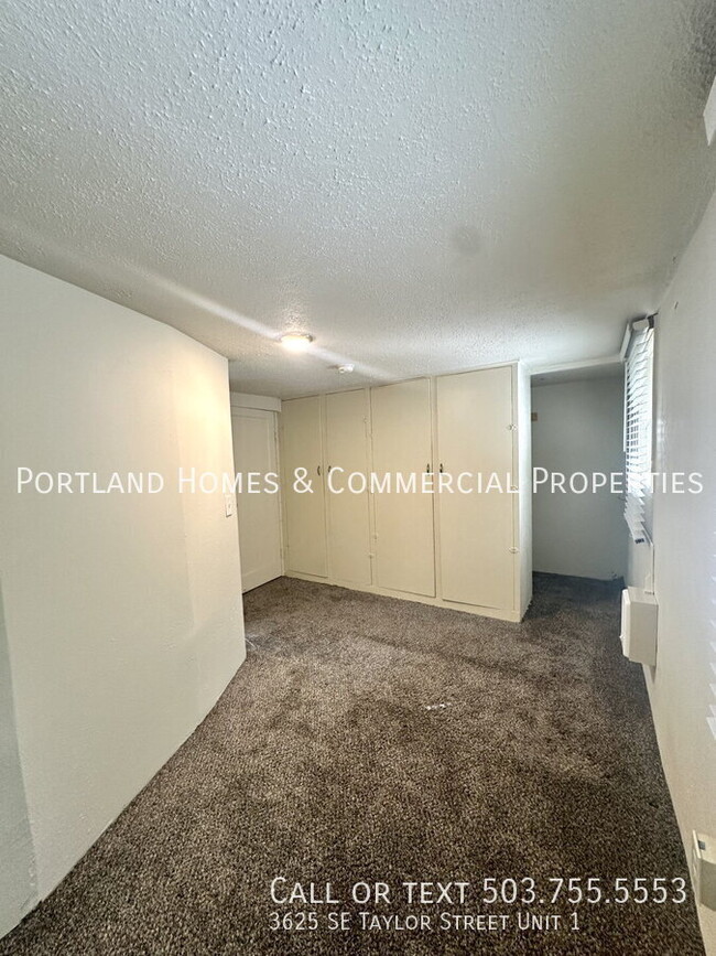 Building Photo - 3625 SE Taylor St