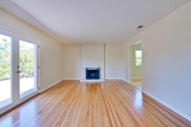 Building Photo - Beautiful Birdland Home on Quiet Cul-de-Sa...