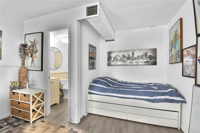 Building Photo - 1331 Lincoln Rd